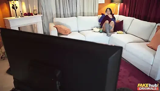 Fakehub orijinalleri -max dior oda arkadaşı Megan Fiore'ye şaka yapmak için ürkütücü kostümler giyiyor