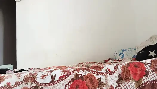 Hintli orta yaşlı seksi kadın gözleri bağlı emiyor ve götünü siktiriyor