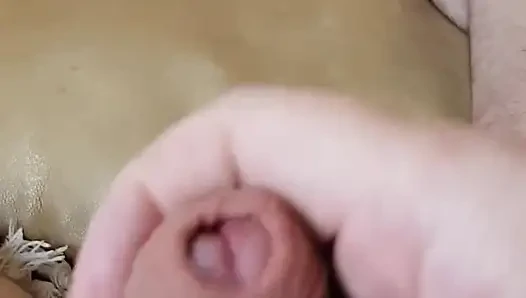 Arkadaşım kanepede yatıyor ve orgazm olana kadar küçük yarağını sıvazlıyor