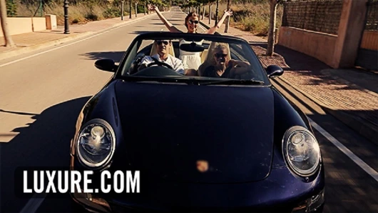 Bir villada sarışın ve kızıl saçlı üçlü