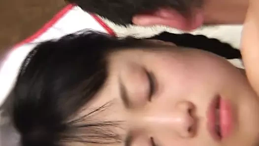 Seksi genç hemşire iki büyük yarakla eğleniyor