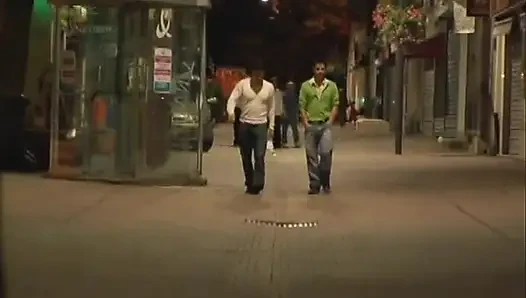 Güzel götlü piliç kanepede ateşli yarağa biniyor