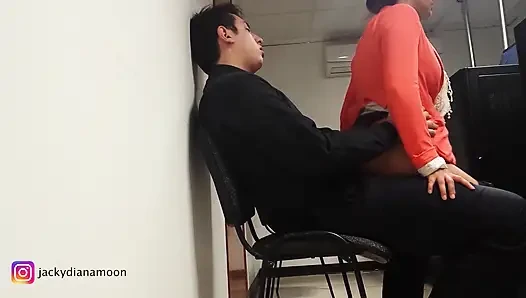 Sekreterim geri duramıyor ve benden ofiste seks istiyor.
