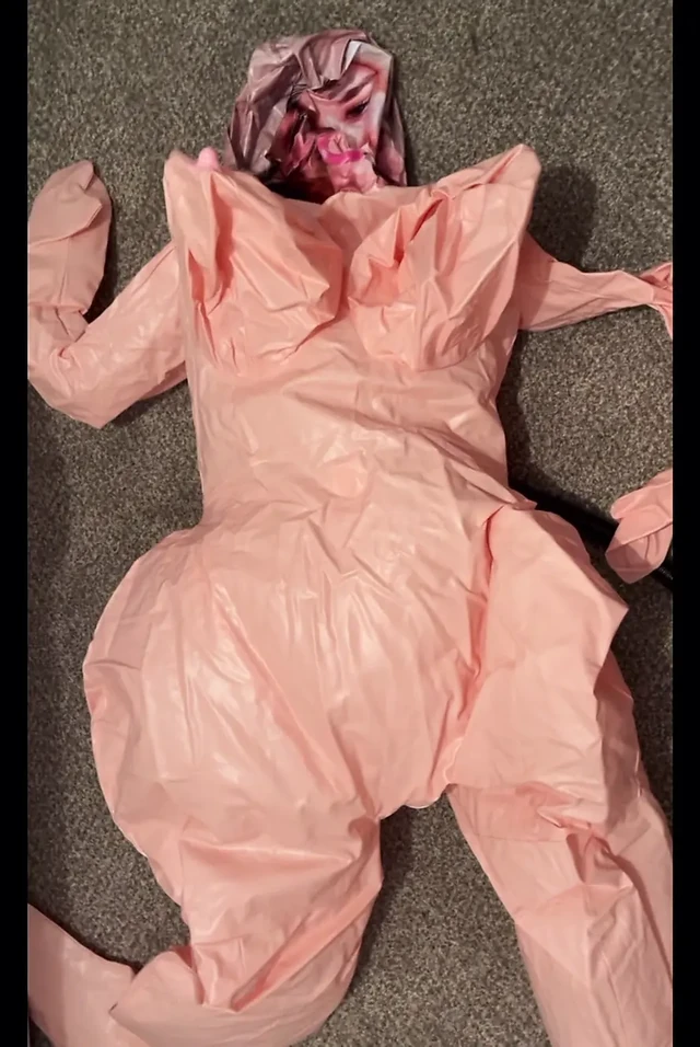 Süper büyük bir sakso çeken bebeği şişiriyor ve sikiyor