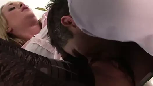 Paige harika bir handjob verir ve sonra sert bir penise oturur