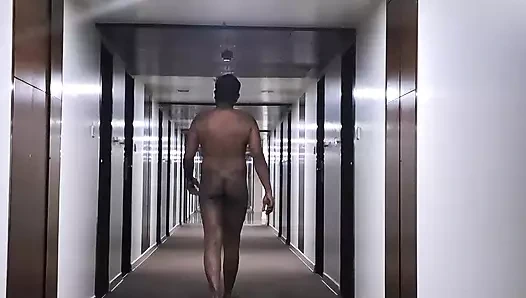 Otel koridorunda ve koridorda çıplak