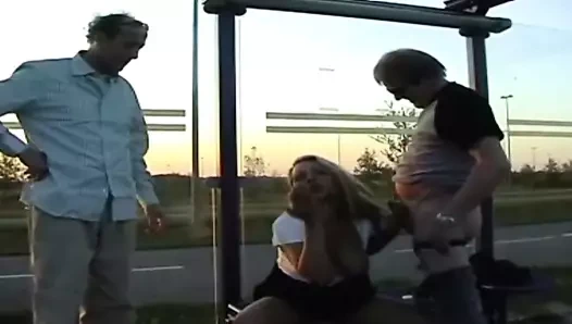 Milf mit dicken Natur Titten wird von 2 Fremden gefickt