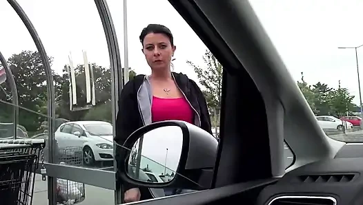 Bonny Devil arabada büyük yarak emmeyi ve sikişmeyi seviyor