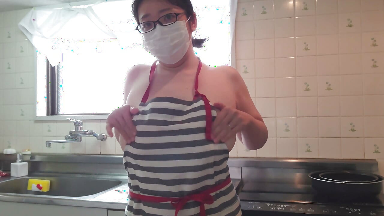 Evli bir kadın mutfakta müstehcen mastürbasyon yapıyor