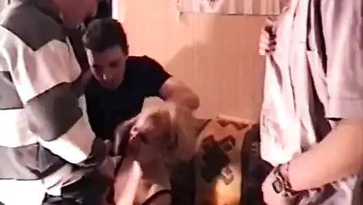 Sarışın bir kız iki yabancı ve taksi şoförü tarafından sikiliyor