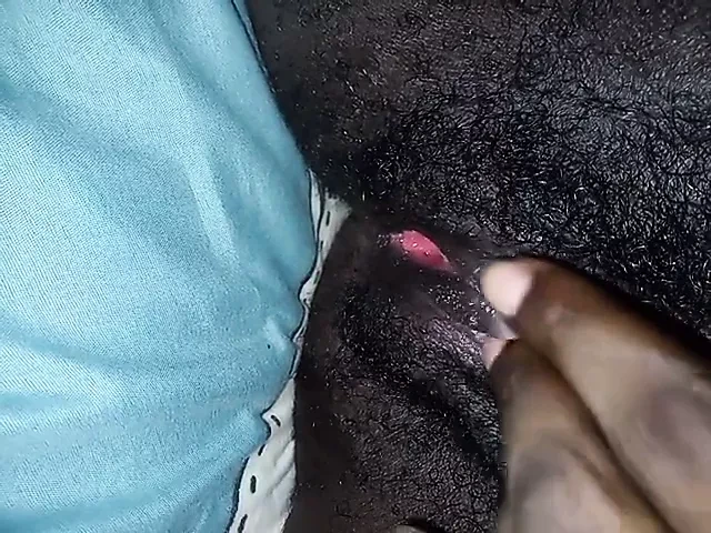 Чернокожая киска готова трахаться