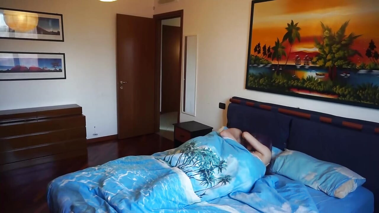 İki çılgın kadın egemenliği kızı yarağını ve taşaklarını sert tekmeliyor