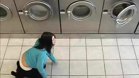 Ateşli esmer kaltak alır onu göt ve dallama becerdin ve verir kafa önce cumshot