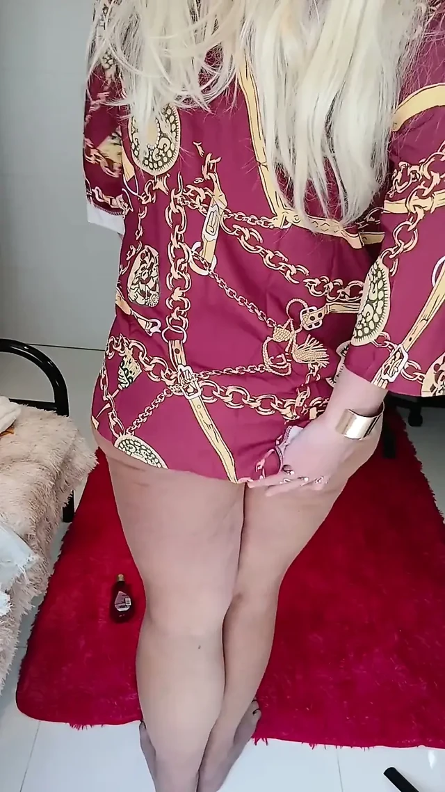 Küçük bir elbise giyiyor ve bikini altlarını iple bağlıyor, sonunda külotuma biraz döl bırakıyor