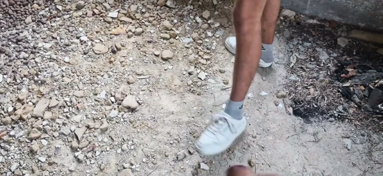Terk edilmiş bir fabrikada genç bir sikici babasıyla tanıştı ve gelene kadar deliklerini sert sikti