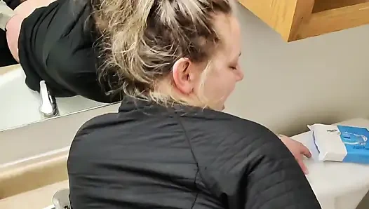 Partiden sonra azgın evli kadınla banyoda sinsi seks