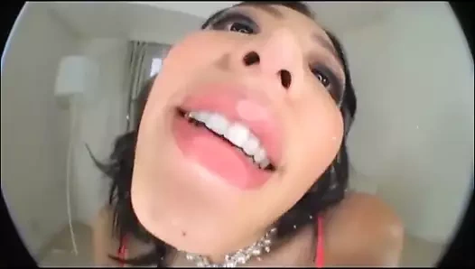 Birini öpmesi gerekiyor