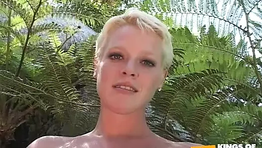 Kısa saçlı sarışın oyuncaklarla oynadıktan sonra dışarıda bir adama amını pompalatıyor