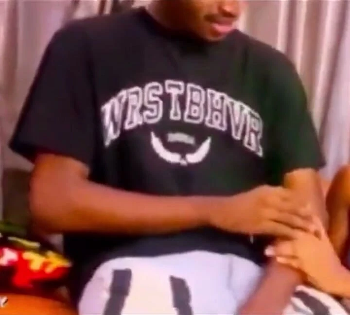 Üniversiteli üvey oğlum Ebuka yatmadan önce öğle yemeği yemek istiyor.