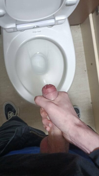 Banyo tezgahında mastürbasyon yapıyor