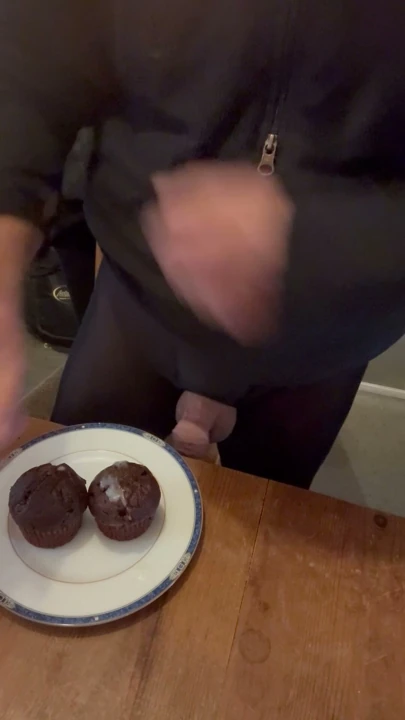 Küçük sikim muffinlerin üzerine boşalıyor, lezzetli sıcak döl.