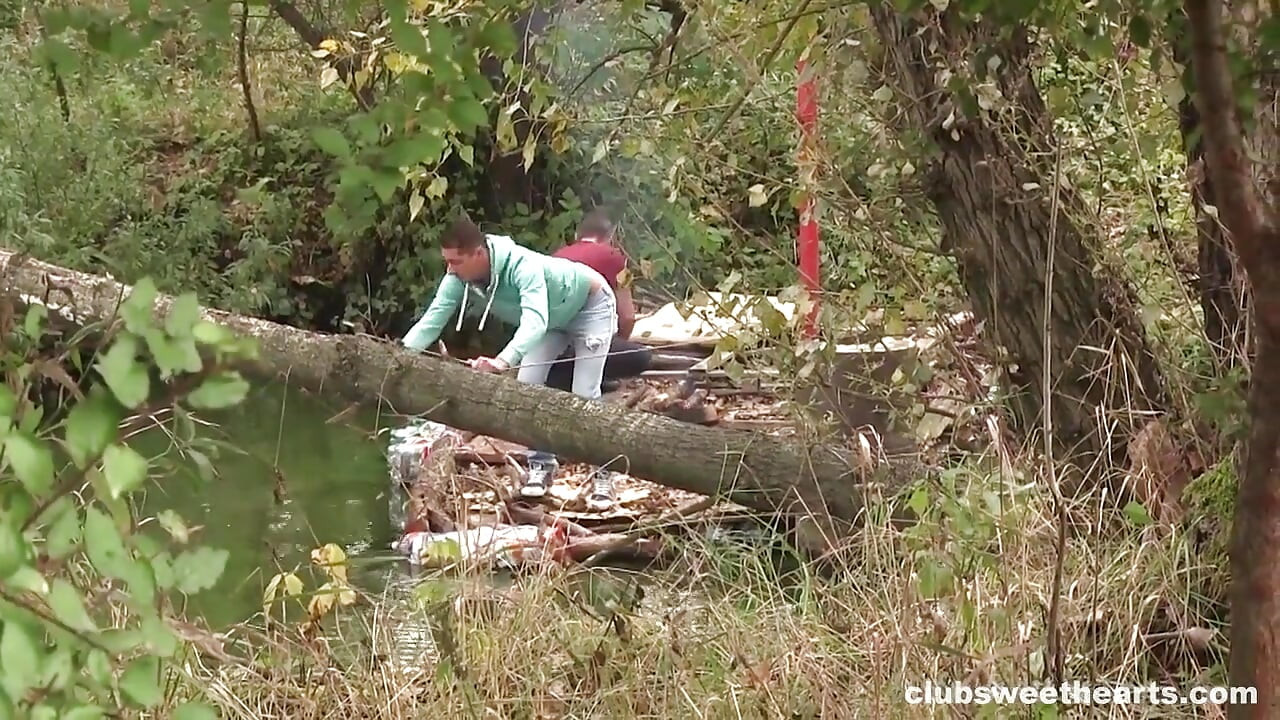 Büyük memeli genç kız açık havada sikiliyor