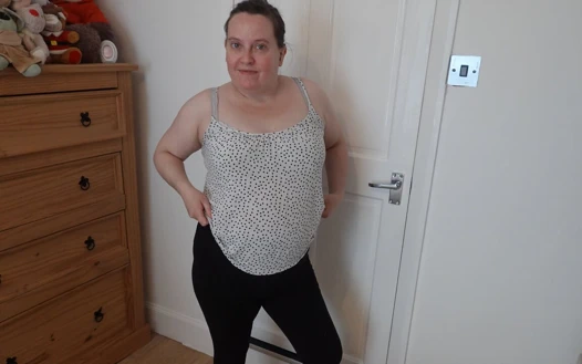 Evli kadın yatak odasında taytla soyunuyor