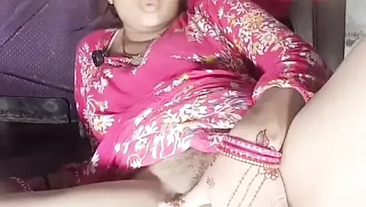 Bakire bir kızın amına parmak sokuyor, amının suyu dışarı çıktı, eğer arazi yoksa, sonra Hintçe ses