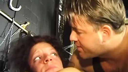 Ateşli ve sıska Alman bebek BDSM eyleminde sikiliyor