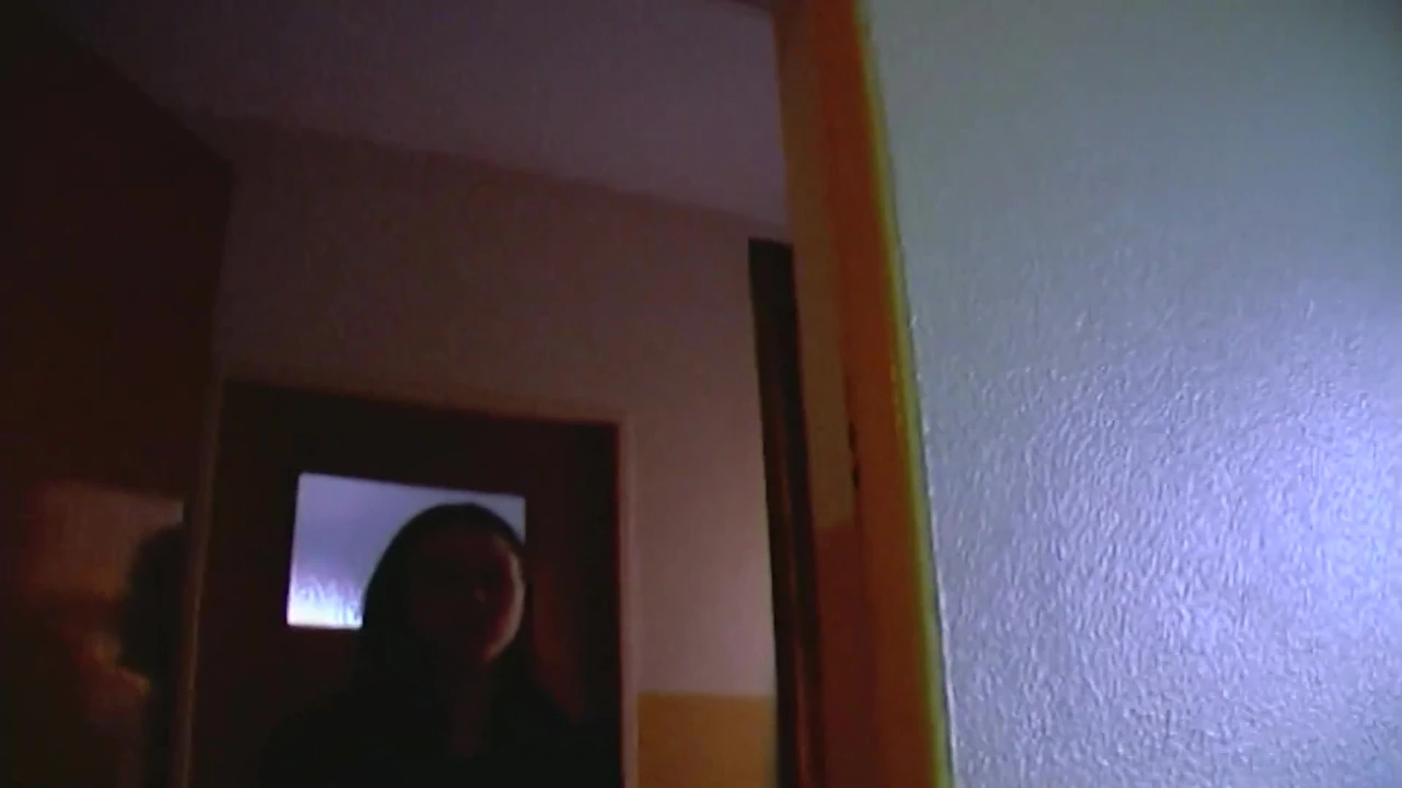 सुडौल जर्मन काले बाल वाली को पीओवी में वीर्य निगलना पसंद है