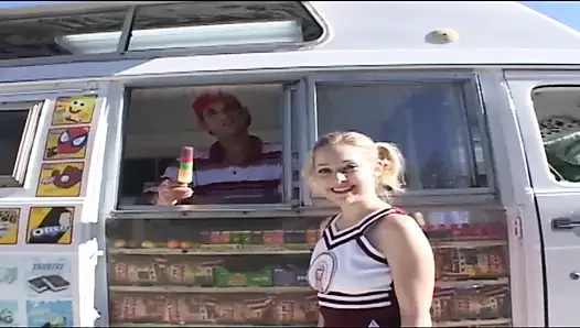 Ponpon kız güzel ıslak amcığı büyük penisle boşalmasını bekliyor