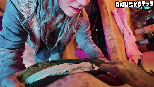 Masum görünümlü hizmetçinin sıkı göt deliği mutfakta mahvoluyor