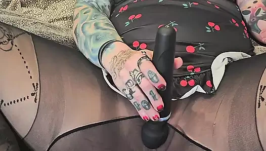 Orgazm olana kadar külotlu çorabımın içinden amımı vibratörle ovıyorum