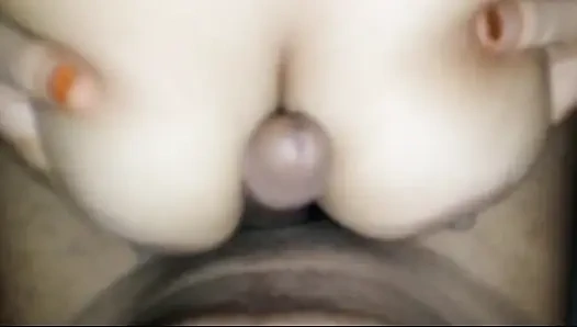 Üvey kız kardeş Nadiya üvey erkek kardeşinin büyük yarağına şaşırıyor ve evde yalnızken büyük amını sikiyor