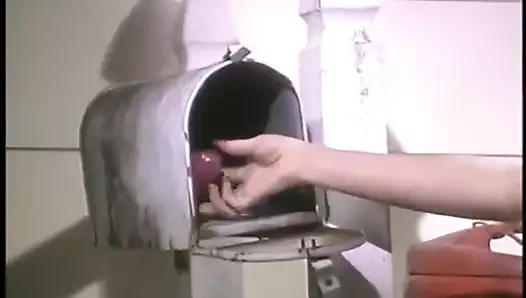 Harika memeli ve götlü sevimli lezbiyenler büyük çift dildoyla oynuyor