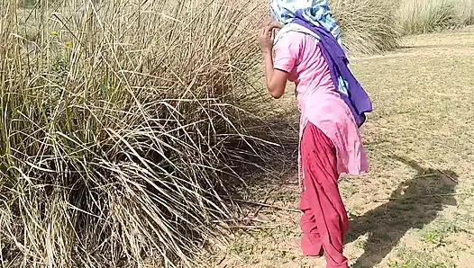 Koca, karısıyla ormanda kısrak yaparak vahşi seks yaptı.