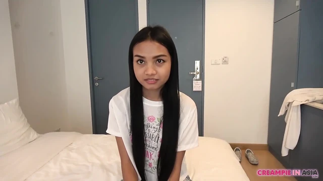 Симпатичная тайская девушка приносит жару во время скачки на хуе