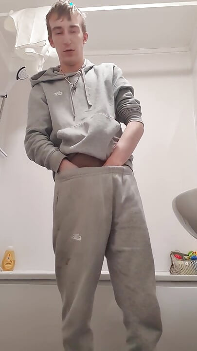 Sevimli twink banyo için soyunuyor ve büyük yarak uyandırıyor