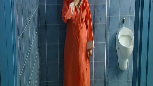 Seksi orta yaşlı seksi kadın amını ıslatıyor ve sert sikiliyor ve boşalıyor