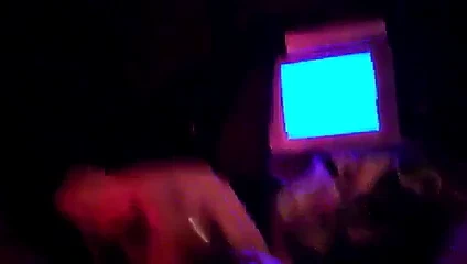 Elizabeth bir horoz bağlar.