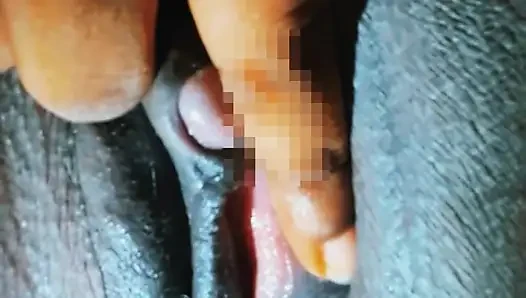SweetAngles. Orta yaşlı seksi kadın ıslak amını parmaklıyor