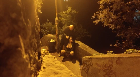 Ateşli iç çamaşırlı büyük memeli kayınvalide açık havada dildo ve şişman yarakla aşağılanıyor