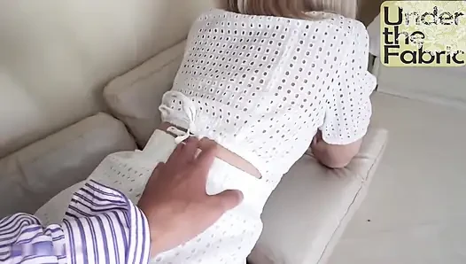 Moda dünyasından büyüleyici sarışın h-cup güzellik, seni yavaşça azdırdıkça gülümsüyor