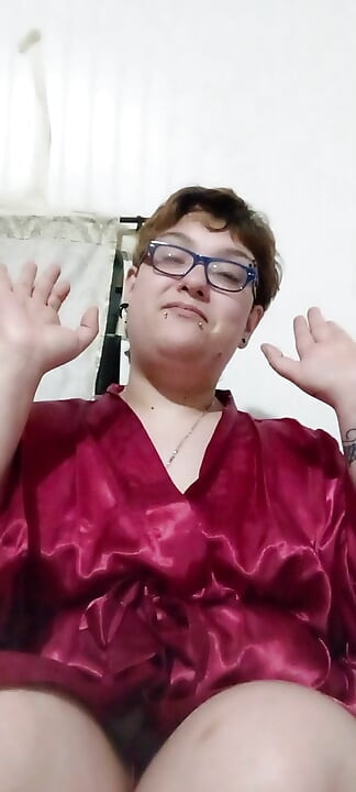 Bornoz içindeyken baskın talimatlar veriyor
