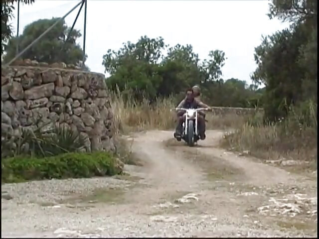 Sarışın minyon nostaljik amcık bahçede büyük yarak emiyor