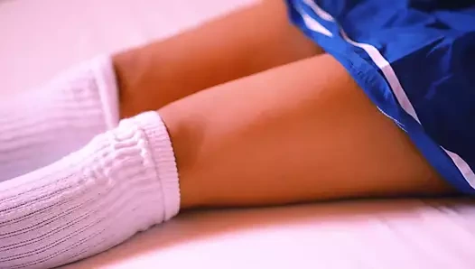 Kulağına edepsiz sözler fısıldarken farklı pozisyonlarda sikiliyor ve götüne şaplak atılıyor