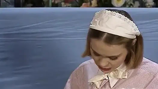 Orta yaşlı seksi kadın ve hizmetçi