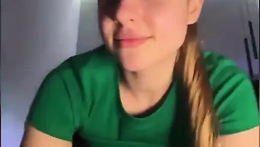 Fışkırtarak yakın çekim amcığını parmaklıyor