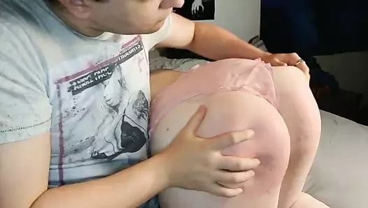 Brat'in büyük kıçına el ve şaplak ile parlak kırmızı şaplak attı