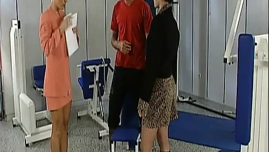 Sarışın Alman genç erkek avcısı oyuncak kullanıyor ve nostaljik olarak paylaşılıyor